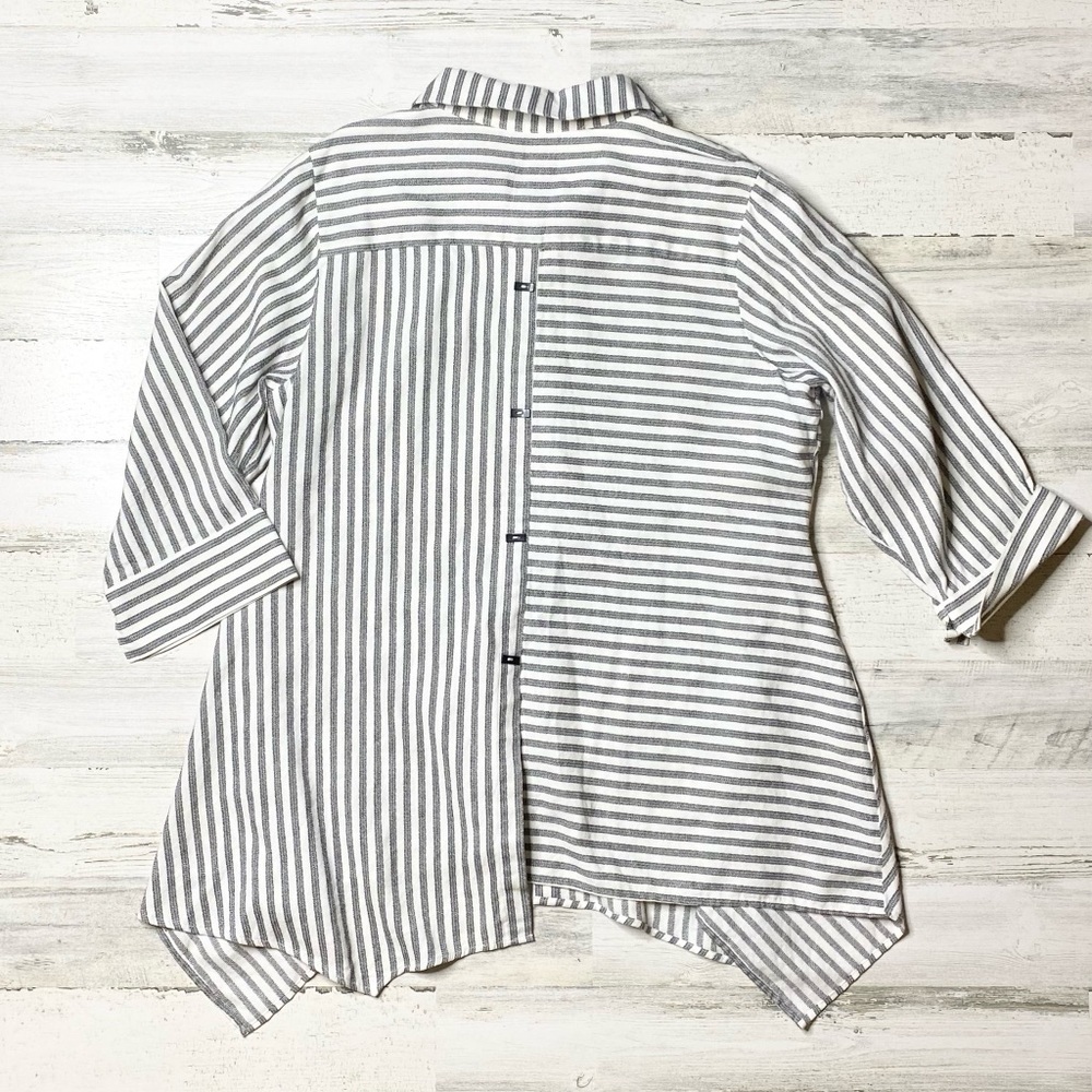 Women’s Plus Size Button Tunic - Picture 2 of 2